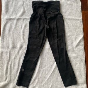 Lululemon blk camo size 0- 20in inseam leggings